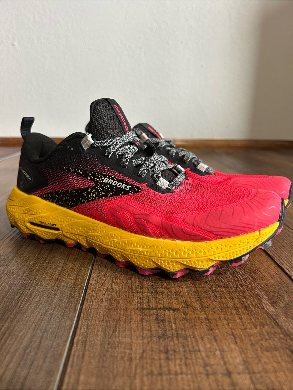 Brooks Cascadia 17 Diva Pink Black Lemon Women's 8 Running Shoes Sneakers